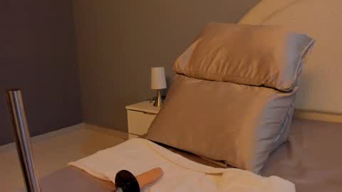 EMILY online show from October 25, 7:47 pm