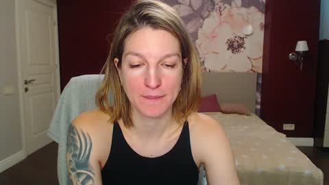 Snapshot of emilywalkers chatting on January 22, 7:46 am EmilyWalkers online show from January 22, 7:46 am