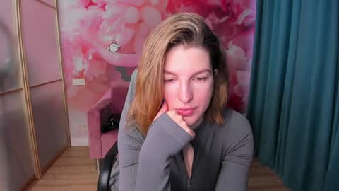 Snapshot of emilywalkers chatting on January 28, 7:53 am EmilyWalkers online show from January 28, 7:53 am