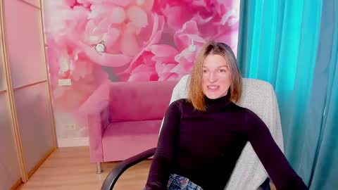 Snapshot of emilywalkers chatting on February 16, 7:15 am EmilyWalkers online show from February 16, 7:15 am