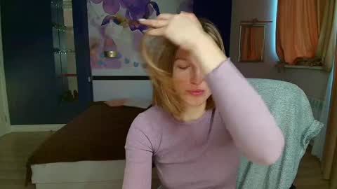 Snapshot of emilywalkers chatting on December 15, 6:51 am EmilyWalkers online show from December 15, 6:51 am