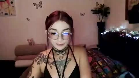 Snapshot of emilywhitee_ chatting on February 8, 3:08 am Valentina independent model online show from February 8, 3:08 am