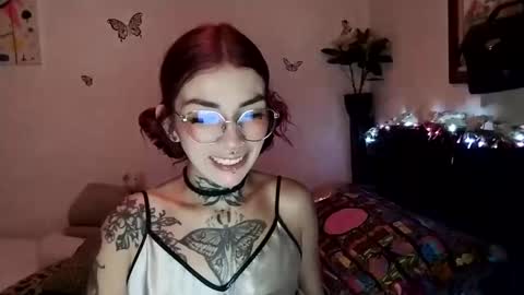 Snapshot of emilywhitee_ chatting on January 9, 1:50 am Valentina independent model online show from January 9, 1:50 am