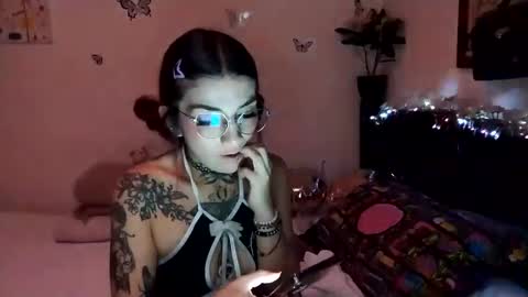 Snapshot of emilywhitee_ chatting on December 7, 4:59 am Valentina independent model online show from December 7, 4:59 am