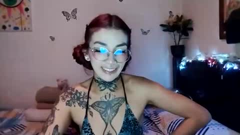 Snapshot of emilywhitee_ chatting on February 5, 4:59 am Valentina independent model online show from February 5, 4:59 am