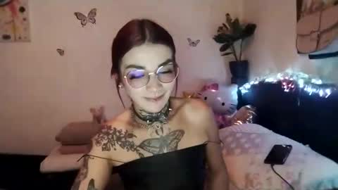 Snapshot of emilywhitee_ chatting on March 1, 3:43 am Valentina independent model online show from March 1, 3:43 am