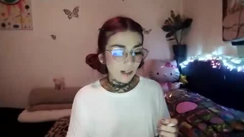 Snapshot of emilywhitee_ chatting on February 22, 2:50 am Valentina independent model online show from February 22, 2:50 am