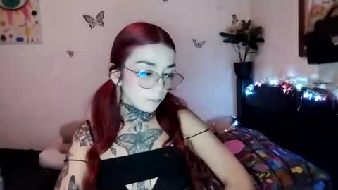 Snapshot of emilywhitee_ chatting on January 21, 2:43 am Valentina independent model online show from January 21, 2:43 am
