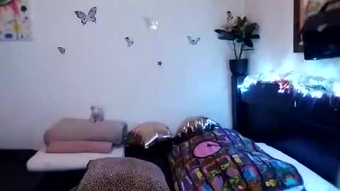 Snapshot of emilywhitee_ chatting on December 17, 4:45 am Valentina independent model online show from December 17, 4:45 am