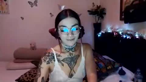 Snapshot of emilywhitee_ chatting on December 12, 2:04 am Valentina independent model online show from December 12, 2:04 am