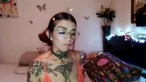 Snapshot of emilywhitee_ chatting on December 14, 2:44 am Valentina independent model online show from December 14, 2:44 am