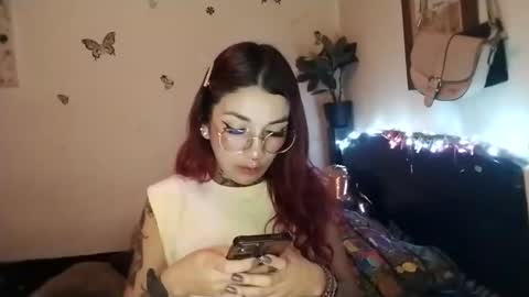 Snapshot of emilywhitee_ chatting on September 12, 3:19 am Valentina independent model online show from September 12, 3:19 am