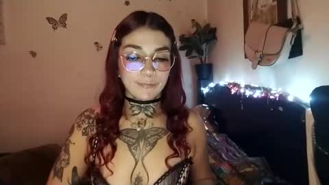 Snapshot of emilywhitee_ chatting on September 13, 3:20 am Valentina independent model online show from September 13, 3:20 am