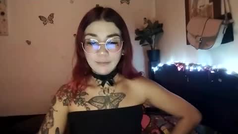 Snapshot of emilywhitee_ chatting on September 18, 2:37 am Valentina independent model online show from September 18, 2:37 am