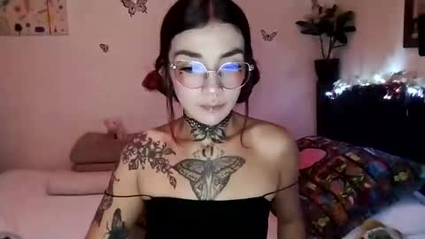 Snapshot of emilywhitee_ chatting on December 2, 2:24 am Valentina independent model online show from December 2, 2:24 am