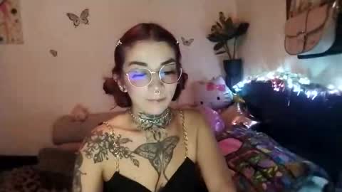 Snapshot of emilywhitee_ chatting on March 10, 3:23 am Valentina independent model online show from March 10, 3:23 am