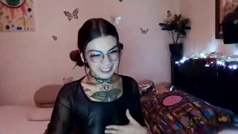 Snapshot of emilywhitee_ chatting on December 16, 1:42 am Valentina independent model online show from December 16, 1:42 am