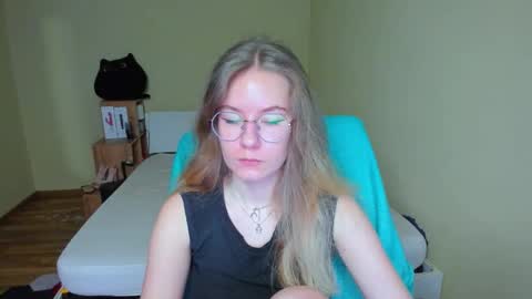 Snapshot of emilyy____ chatting on February 16, 9:48 am Emily online show from February 16, 9:48 am