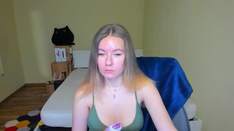 Snapshot of emilyy____ chatting on February 14, 8:52 am Emily online show from February 14, 8:52 am