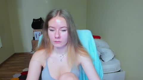 Snapshot of emilyy____ chatting on March 9, 8:18 am Emily online show from March 9, 8:18 am