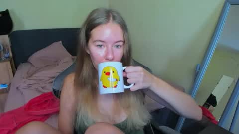 Snapshot of emilyy____ chatting on September 14, 9:22 am Emily online show from September 14, 9:22 am