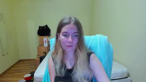 Snapshot of emilyy____ chatting on March 10, 6:45 pm Emily online show from March 10, 6:45 pm