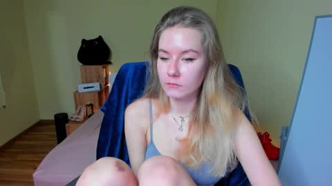 Snapshot of emilyy____ chatting on February 5, 6:24 am Emily online show from February 5, 6:24 am