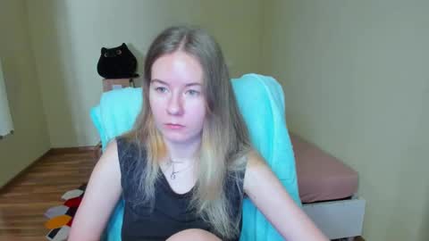 Snapshot of emilyy____ chatting on March 11, 9:13 am Emily online show from March 11, 9:13 am