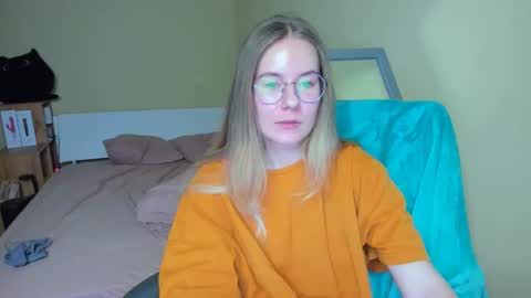 Snapshot of emilyy____ chatting on February 21, 6:59 pm Emily online show from February 21, 6:59 pm