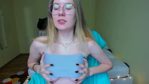 Snapshot of emilyy____ chatting on February 18, 5:31 pm Emily online show from February 18, 5:31 pm