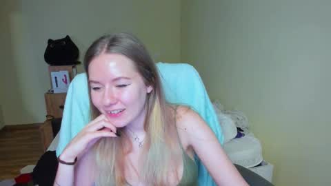 Snapshot of emilyy____ chatting on March 8, 10:54 am Emily online show from March 8, 10:54 am