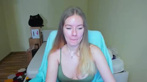 Snapshot of emilyy____ chatting on March 8, 7:49 am Emily online show from March 8, 7:49 am