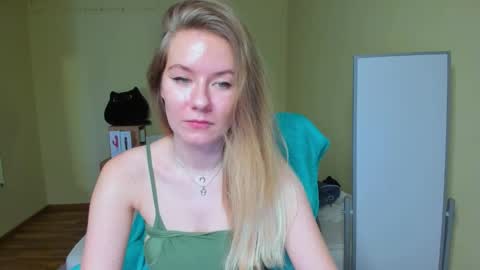 Snapshot of emilyy____ chatting on February 19, 9:50 am Emily online show from February 19, 9:50 am