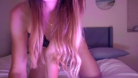 Snapshot of emilyy_miller chatting on September 12, 1:51 am emilly online show from September 12, 1:51 am
