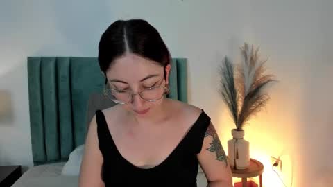 Snapshot of emilyywatson chatting on March 4, 11:40 am Emilyy Watson online show from March 4, 11:40 am