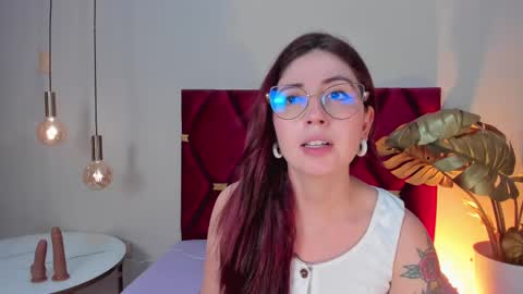 Snapshot of emilyywatson chatting on March 8, 12:33 am Emilyy Watson online show from March 8, 12:33 am