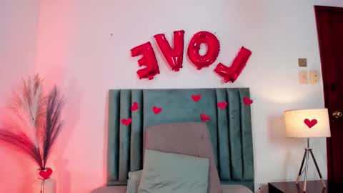 Snapshot of emilyywatson chatting on February 15, 12:11 pm Emilyy Watson online show from February 15, 12:11 pm