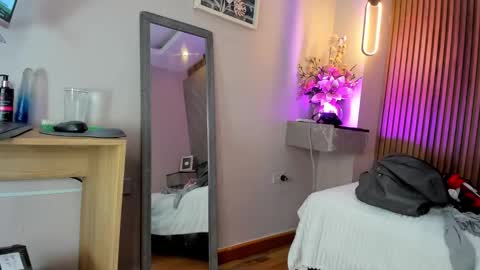 Snapshot of emma__rose1 chatting on September 9, 3:17 am emma__rose1 online show from September 9, 3:17 am