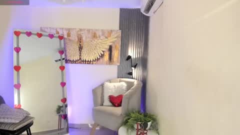 Snapshot of emma_alice_ chatting on February 12, 12:22 pm Alice online show from February 12, 12:22 pm