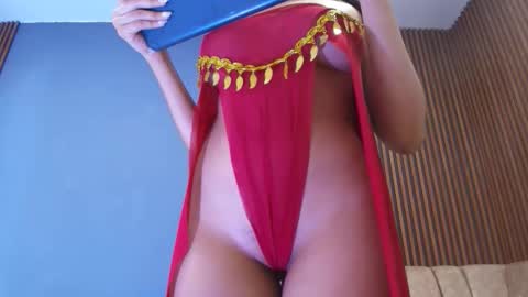 emma_and_aysha online show from February 3, 11:52 pm