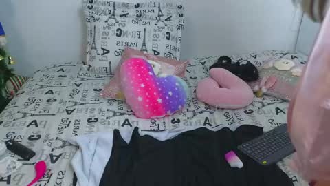 Snapshot of emma_blue_ chatting on December 27, 1:00 am Emma Blue modelo independiente online show from December 27, 1:00 am