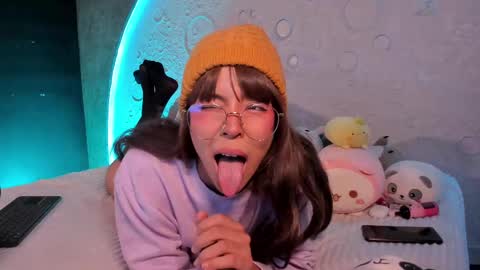 Snapshot of emma_nakamura chatting on March 1, 1:07 pm online show from March 1, 1:07 pm