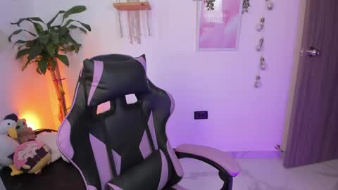 Emma online show from April 17, 8:55 pm