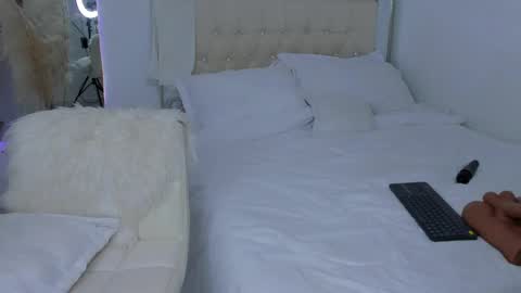 HI IM NEW online show from March 12, 10:17 pm