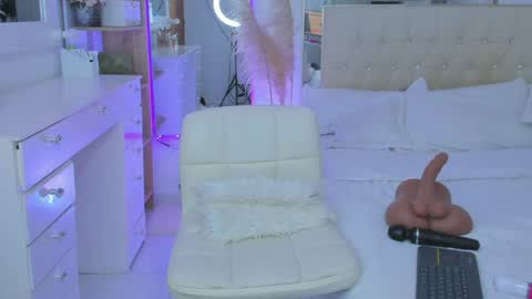 HI IM NEW online show from February 5, 9:50 pm