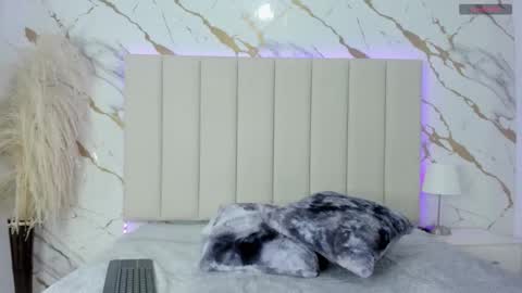 emma_whitee_ online show from December 1, 1:20 pm