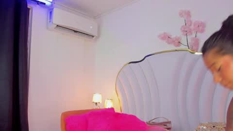 Snapshot of emmacrush chatting on February 14, 1:45 am Welcome Im yosein Your love is my passion activate it with your tips and enjoy with me online show from February 14, 1:45 am