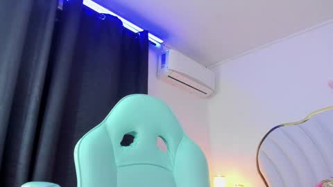 Snapshot of emmacrush chatting on February 23, 12:41 am Welcome Im yosein Your love is my passion activate it with your tips and enjoy with me online show from February 23, 12:41 am