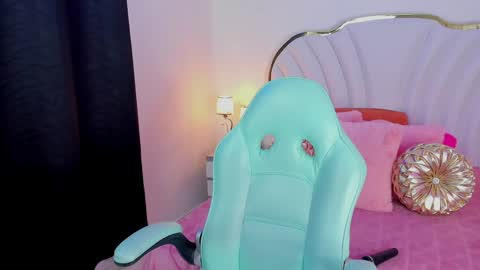 Snapshot of emmacrush chatting on February 4, 10:34 pm Welcome Im yosein Your love is my passion activate it with your tips and enjoy with me online show from February 4, 10:34 pm