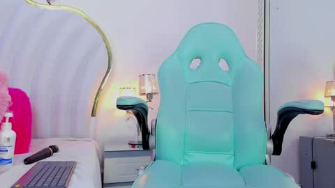 Snapshot of emmacrush chatting on February 7, 1:36 am Welcome Im yosein Your love is my passion activate it with your tips and enjoy with me online show from February 7, 1:36 am